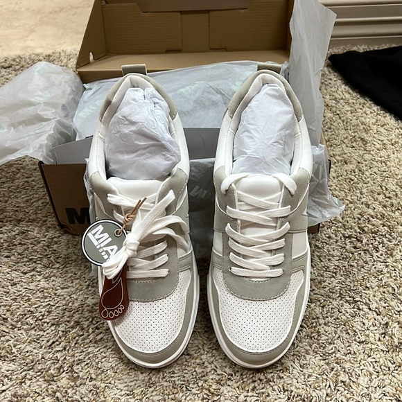 Shoes - Picture 2 of 5